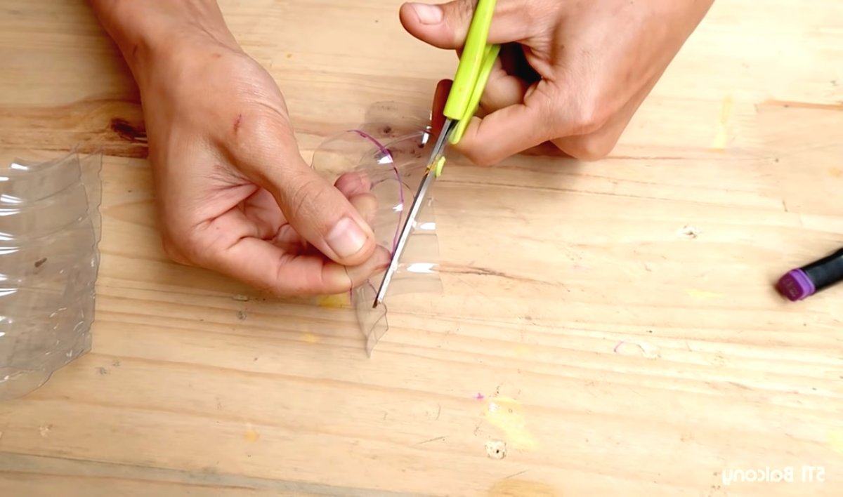 Необычный цветочный горшок из пластиковой бутылки - фото 5