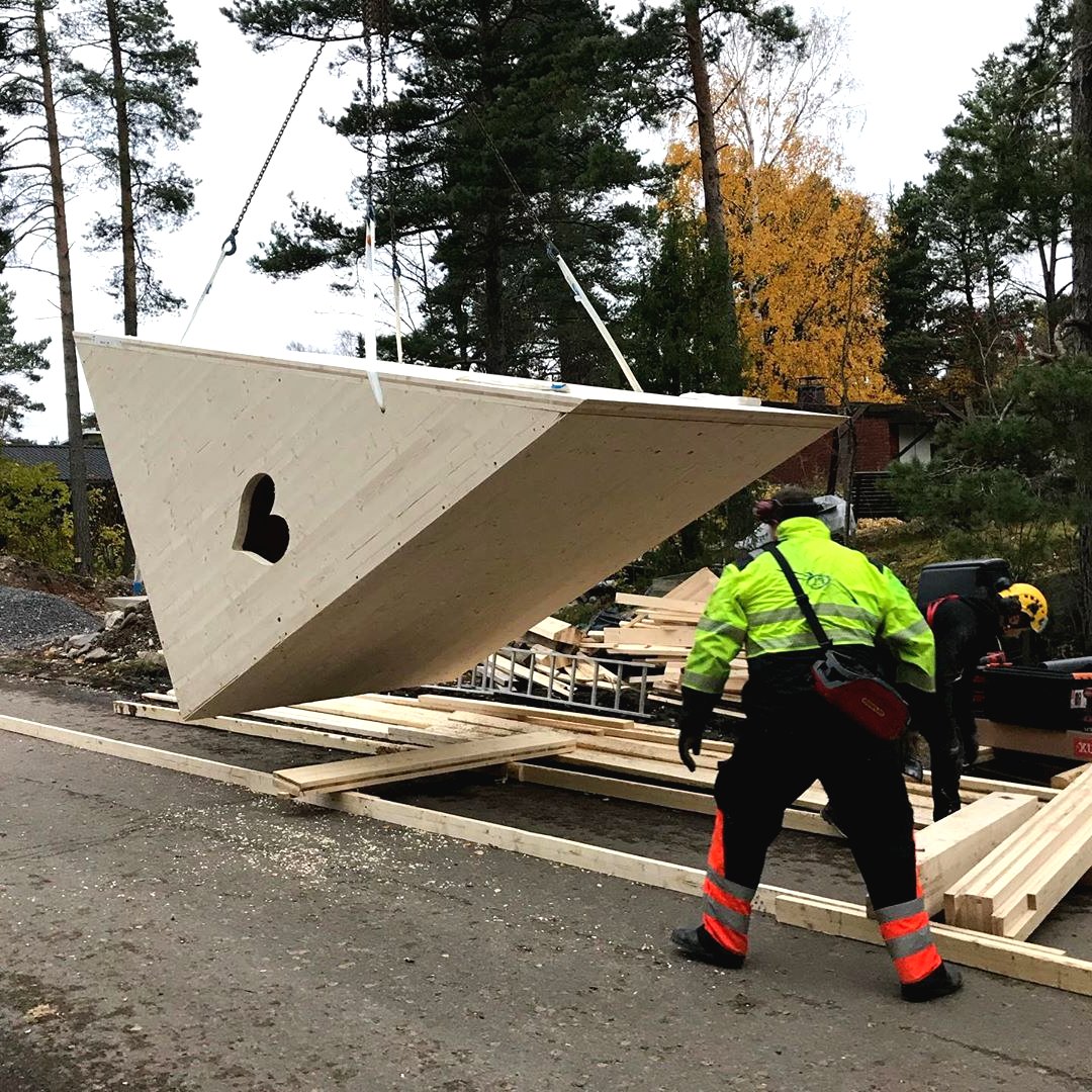 Необычный детский домик из дерева - фото 6