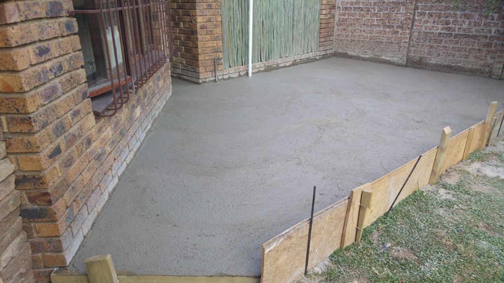 Интересная  летняя кухня под беседкой из перголы - фото 16