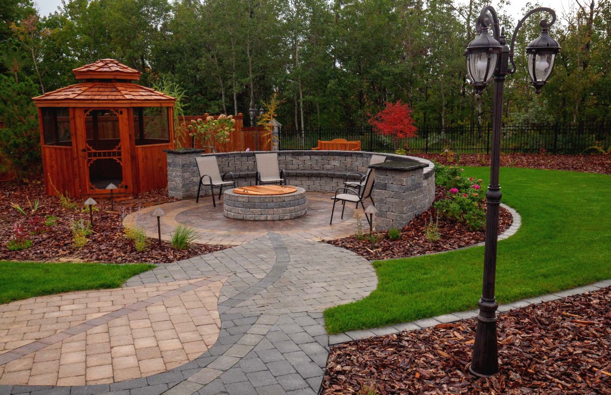 Ландшафтный дизайн участка перед домом - фото 3