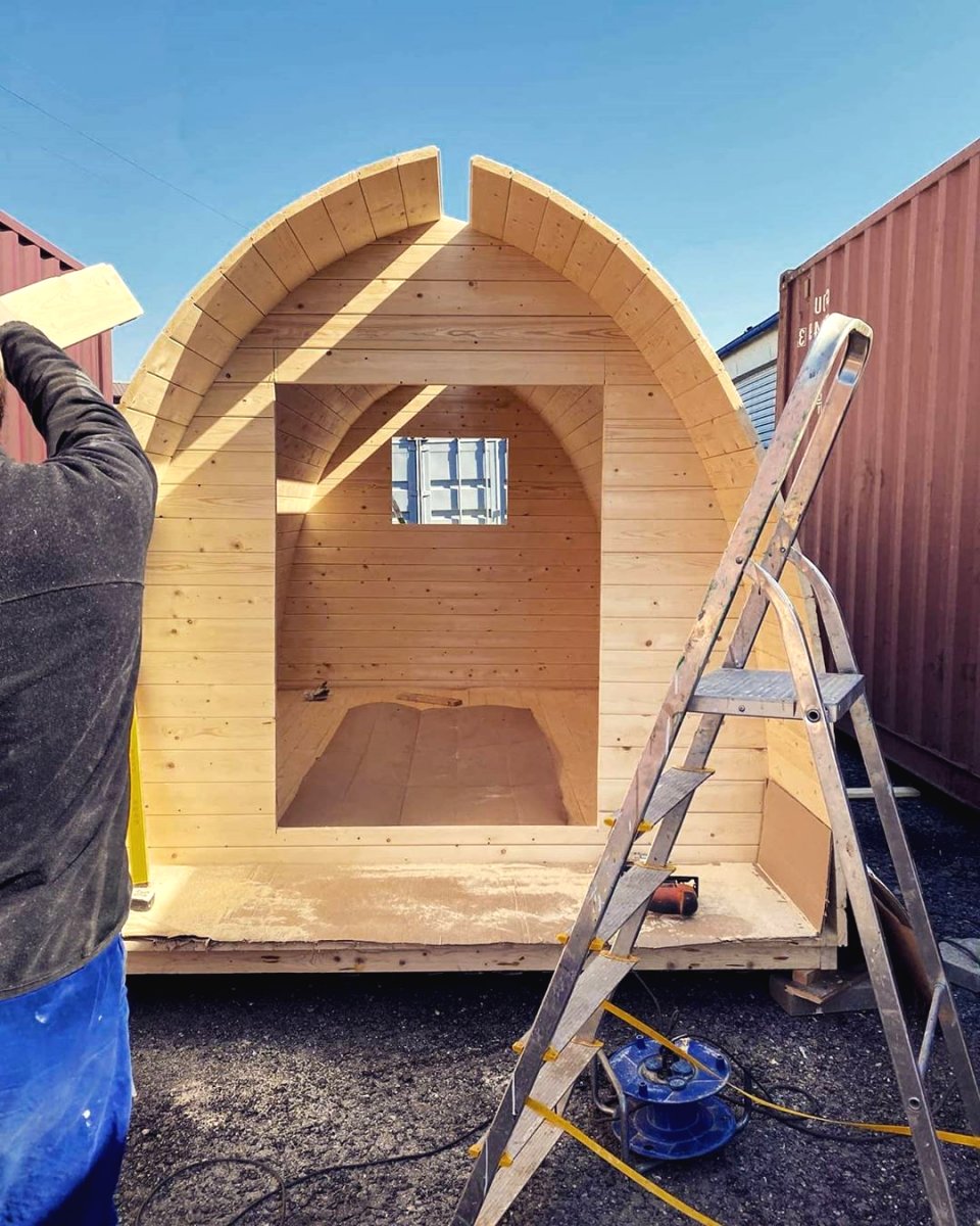 Оригинальный дачный домик из сосны - фото 6