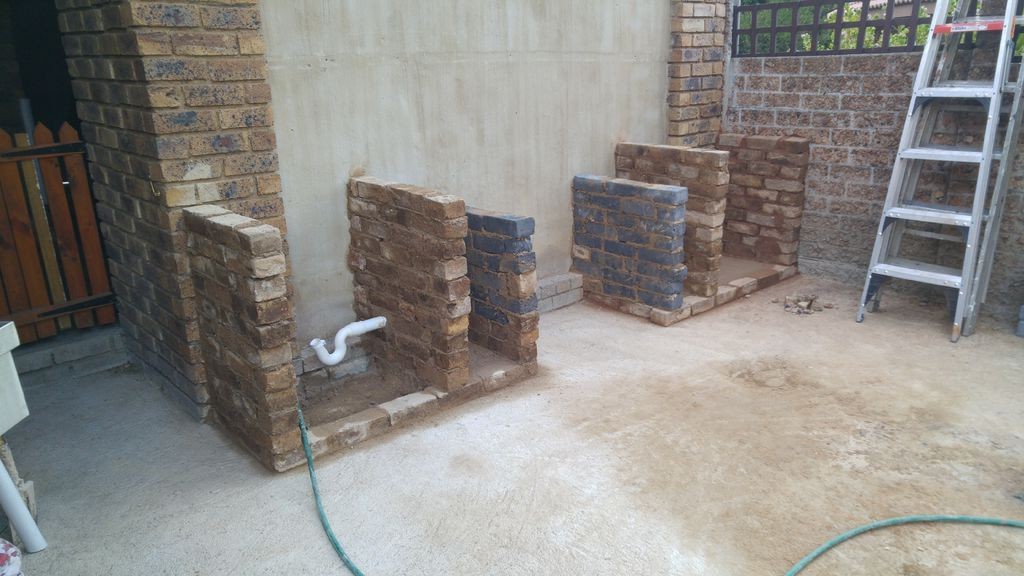 Интересная  летняя кухня под беседкой из перголы - фото 26