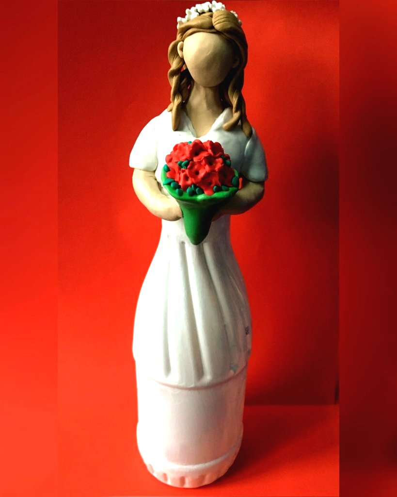 Как украсить бутылку на свадьбу фигуркой невесты - фото 8