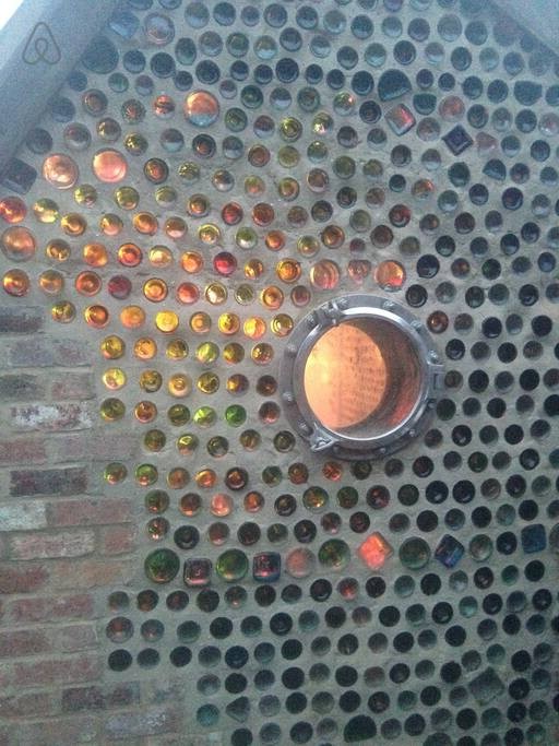 Дом из стеклянных бутылок - фото 4