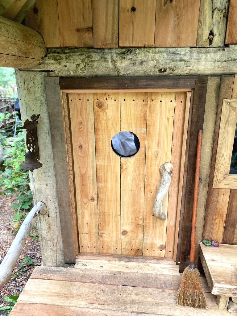 Строим детский домик из дерева на даче - фото 10