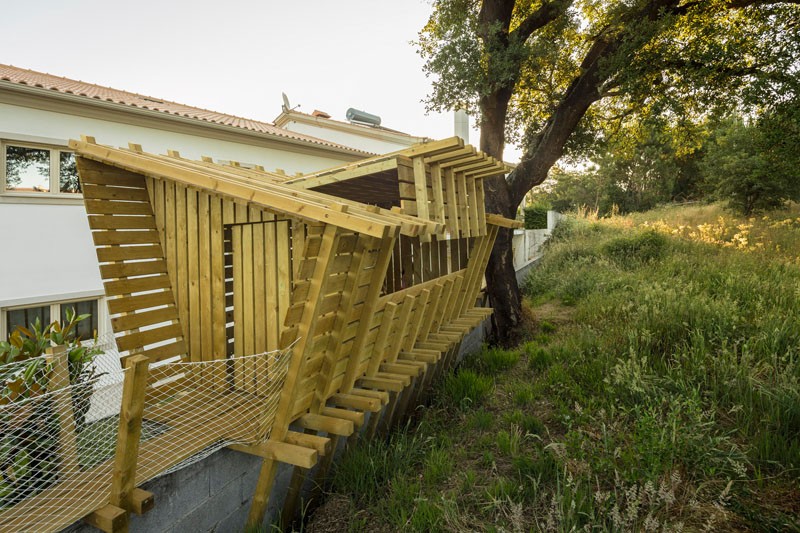 Дом для детей построенный на стене - фото 7