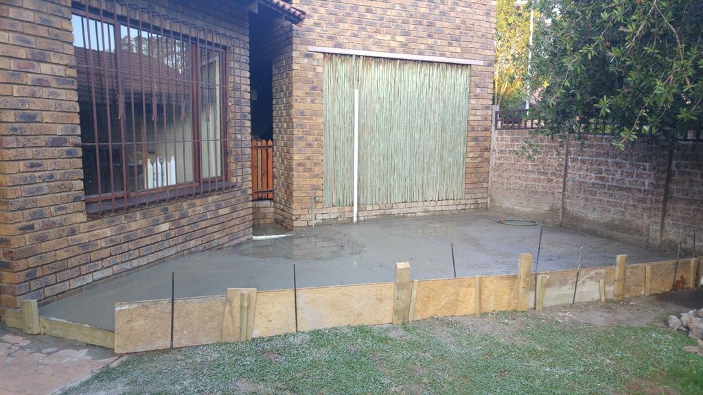 Интересная  летняя кухня под беседкой из перголы - фото 15