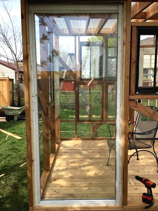 Садовая беседка из старых окон - фото 8