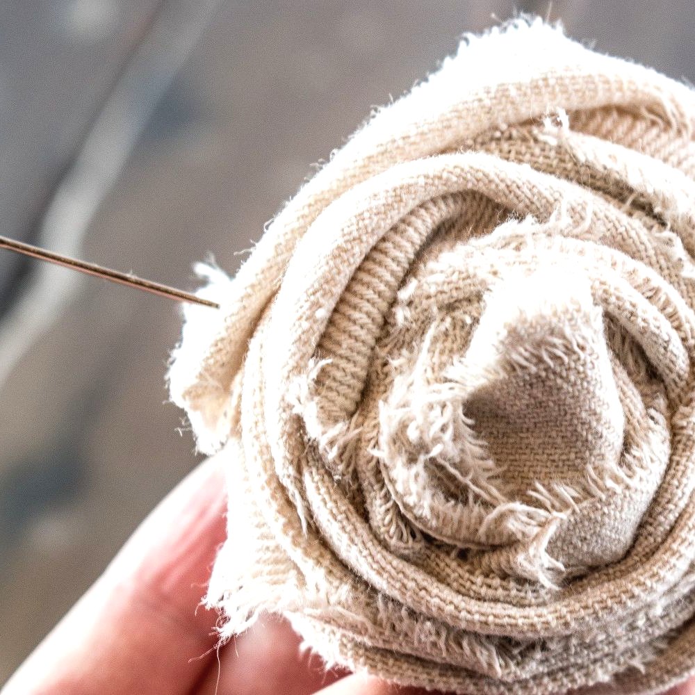 Красивая фактурная подушка из ткани - фото 5