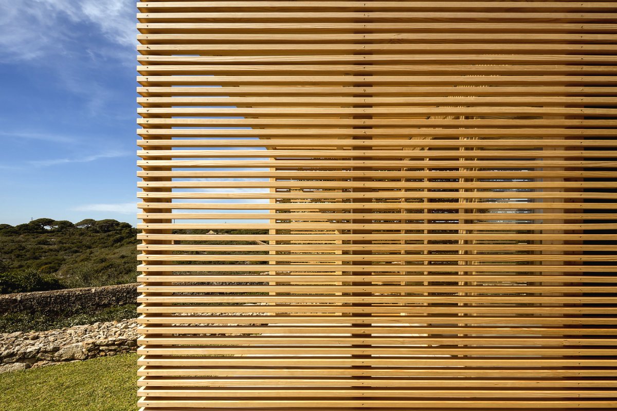 Необычная закрытая беседка с террасой из дерева - фото 15