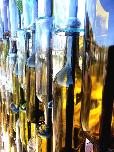 Стена из винных бутылок - фото 5