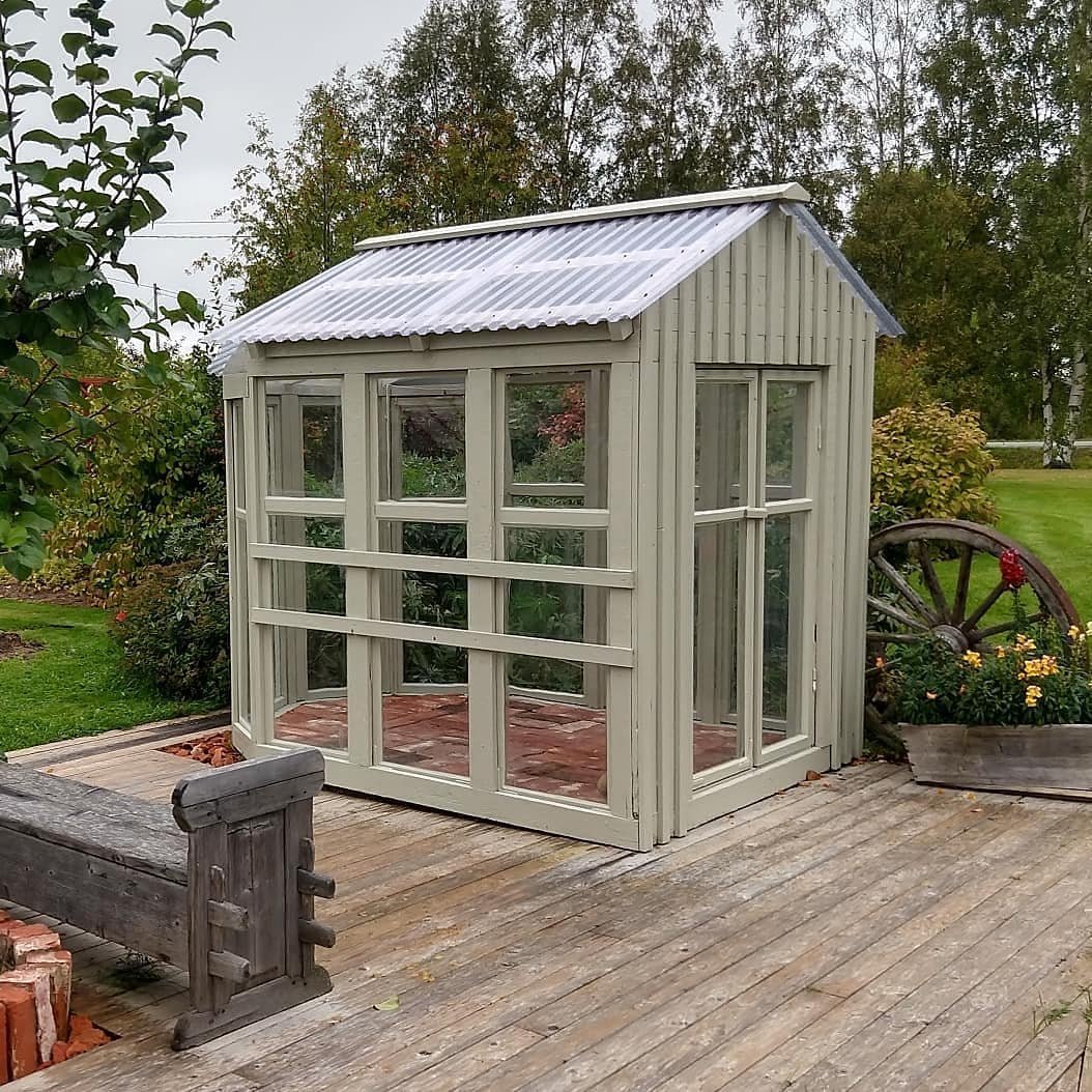 Небольшая оранжерея из старых окон - фото 9