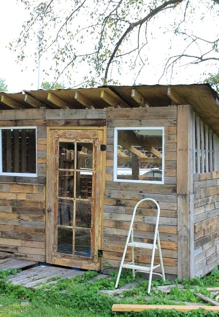 Деревенский сарай из поддонов и жестяных банок - фото 14