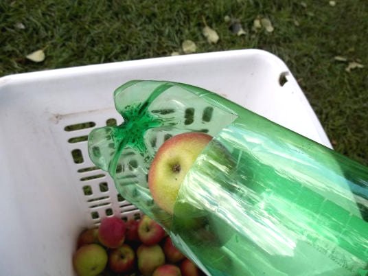 Сборщик яблок из пластиковой бутылки - фото 4
