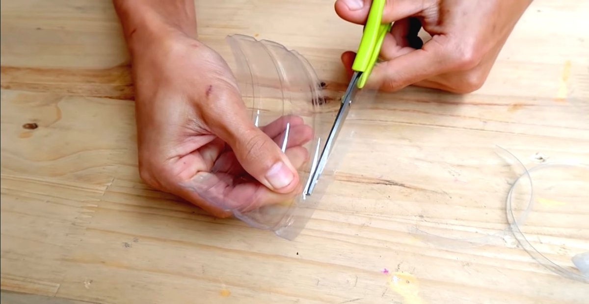 Необычный цветочный горшок из пластиковой бутылки - фото 8