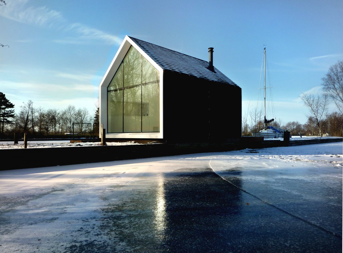 Деревянный дом на берегу реки или озера - фото 10