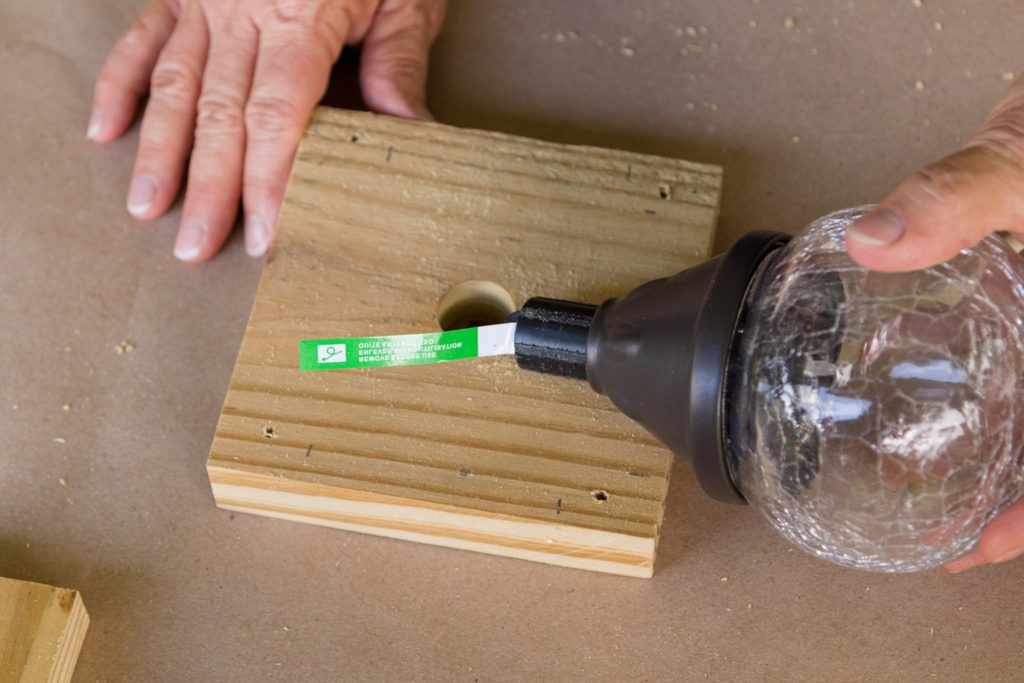 Необычный фонарь из дерева - фото 7