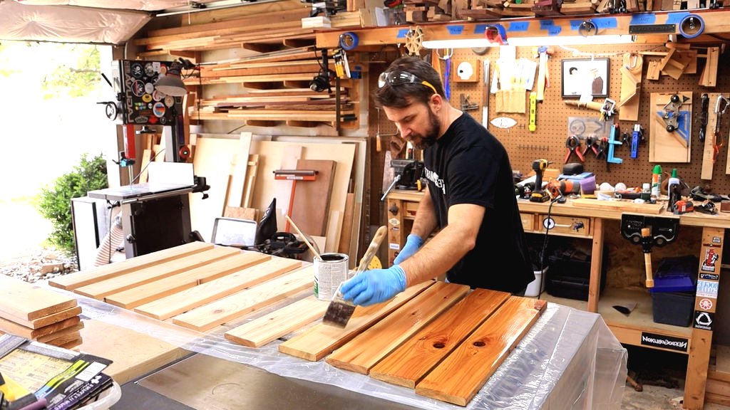 Интересная клумба из дерева - фото 4