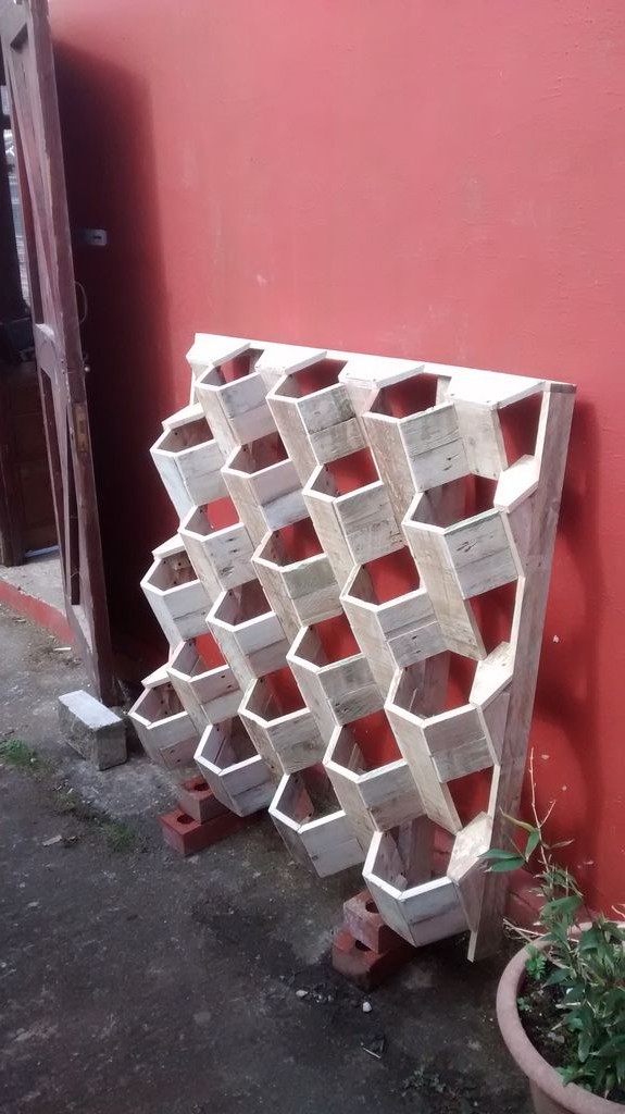 Вертикальный сад по форме улья - фото 14