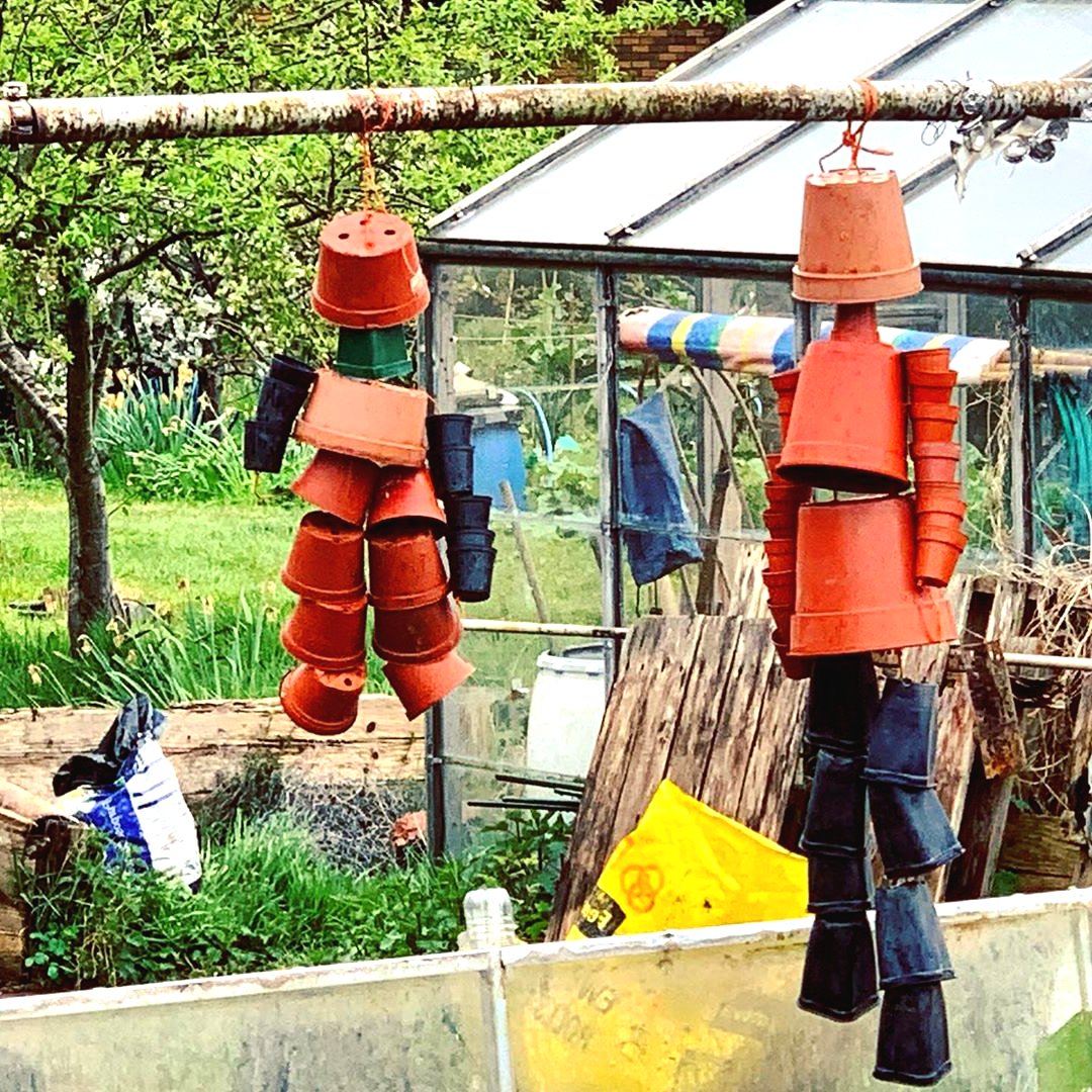 Необычные фигурки из цветочных горшков - фото 10