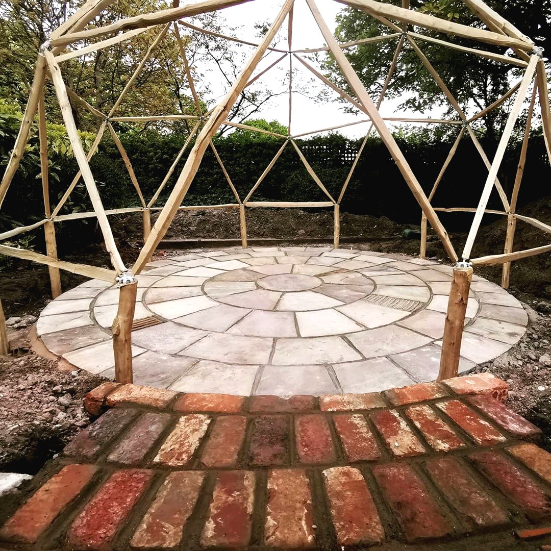 Необычное патио своими руками на даче - фото 10