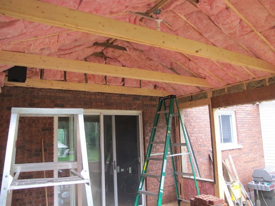 Закрытая солнечная веранда с дровяной печью - фото 17