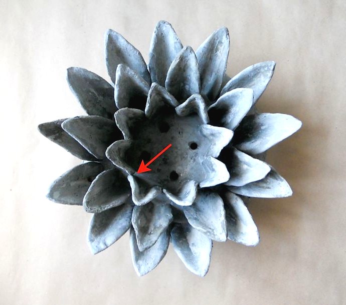 Клумба из цемента в форме лилии - фото 14