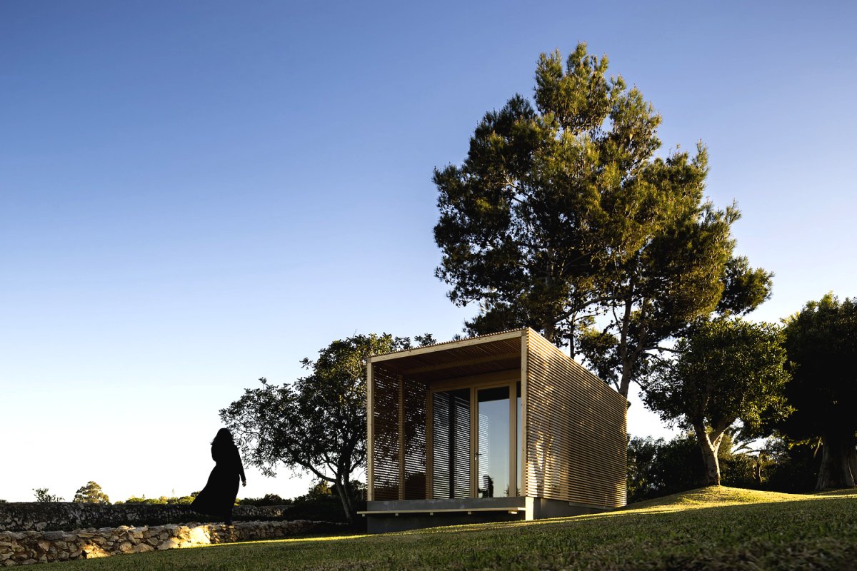 Необычная закрытая беседка с террасой из дерева - фото 2