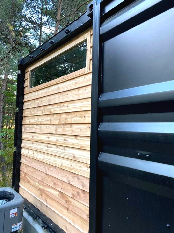 Интересный дом из морского контейнера - фото 12