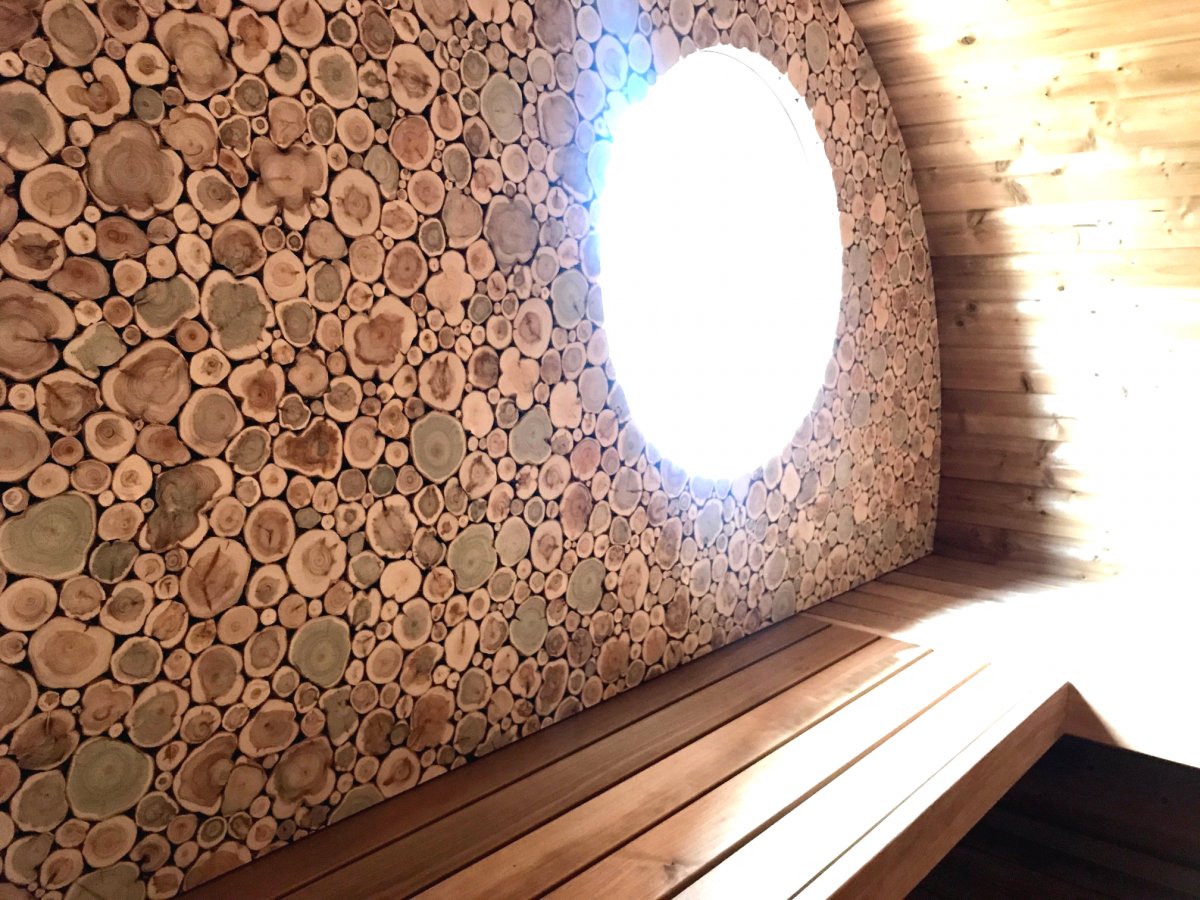 Оригинальная овальная сауна из дерева - фото 2