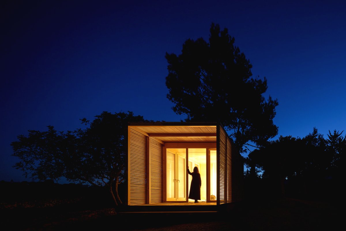 Необычная закрытая беседка с террасой из дерева - фото 9