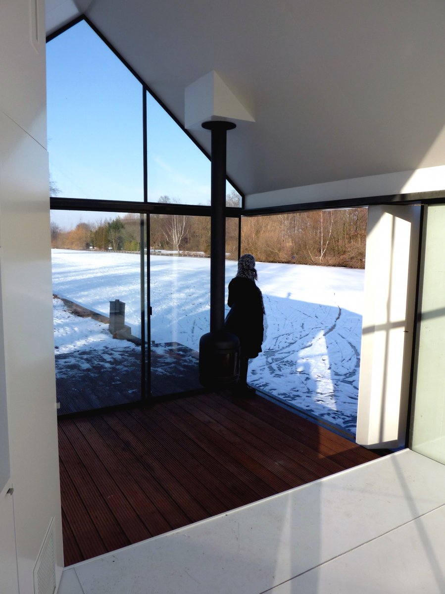 Деревянный дом на берегу реки или озера - фото 11