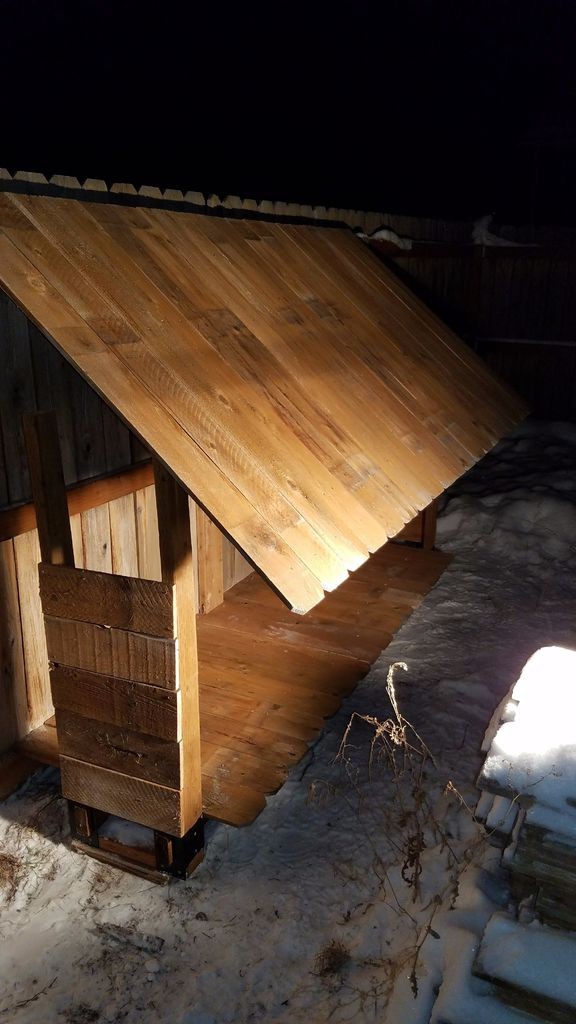 Интересный дровенник вдоль забора - фото 5