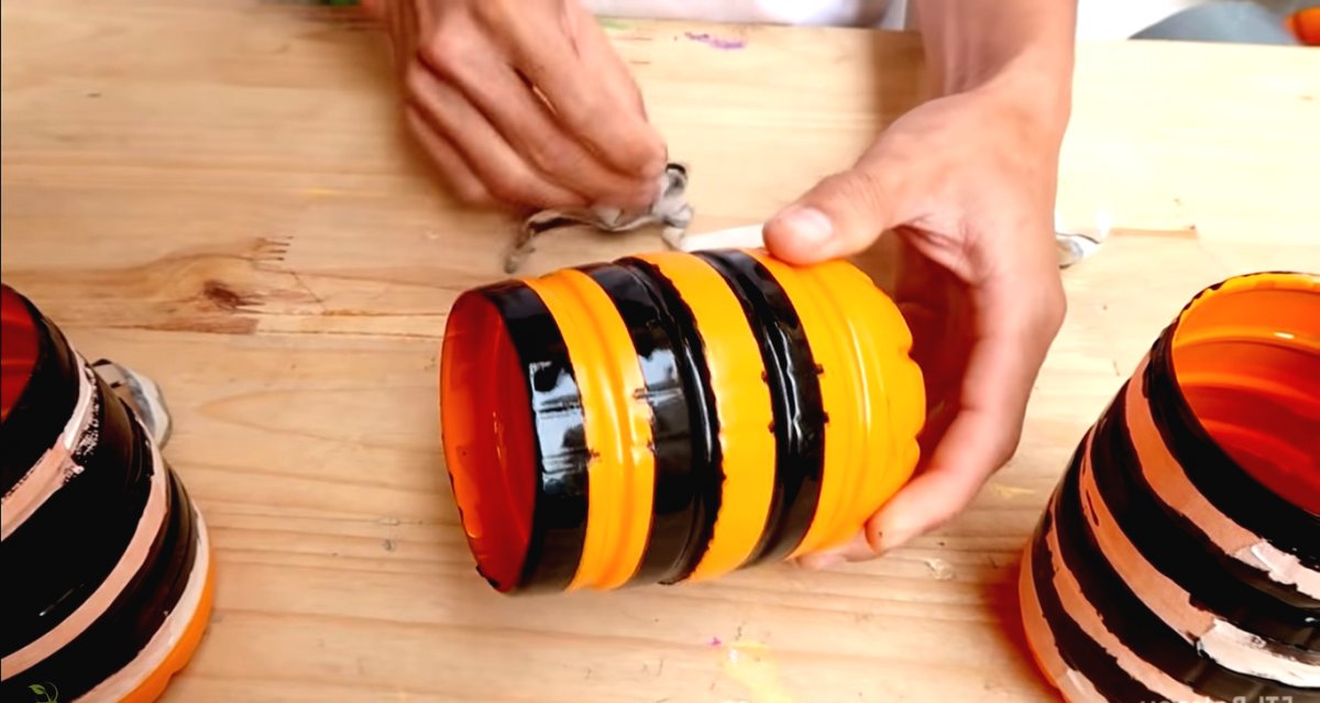 Необычный цветочный горшок из пластиковой бутылки - фото 13