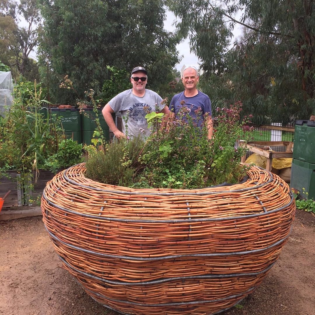 Необычная клумба для цветов - фото 8