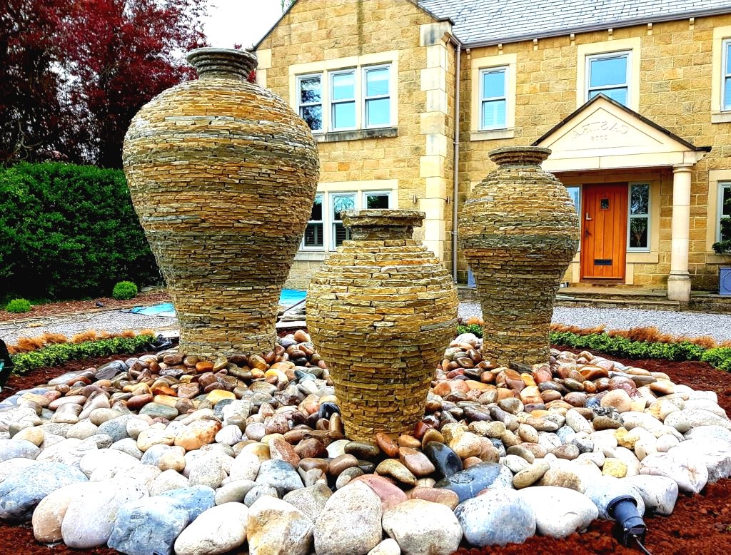 Каменные вазы - фото