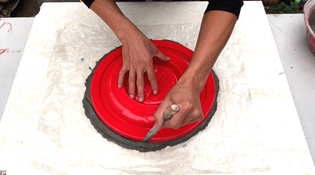 Цветочный горшок из цемента и старой шапки - фото 8