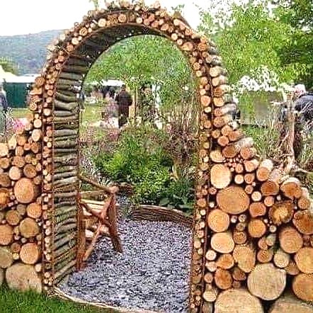 Интересная садовая арка из дерева - фото