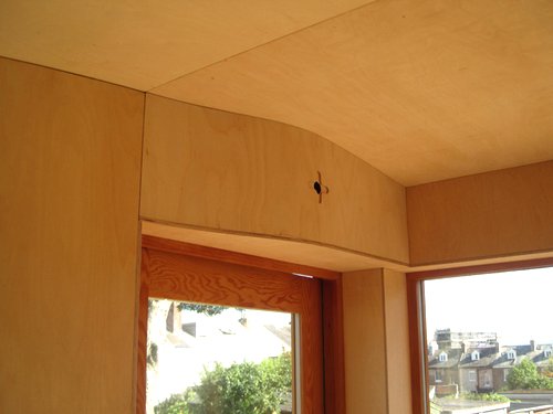 Необычный дом с изогнутой крышей - фото 14