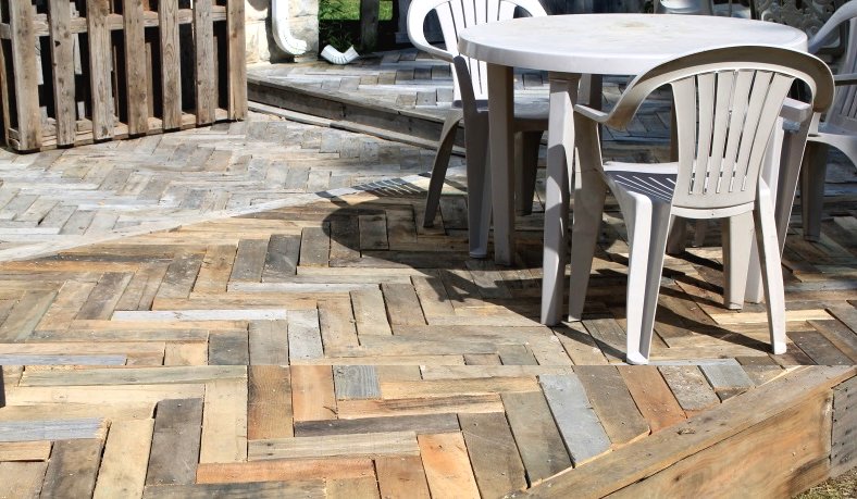 Двухуровневая терраса из поддонов - фото 2