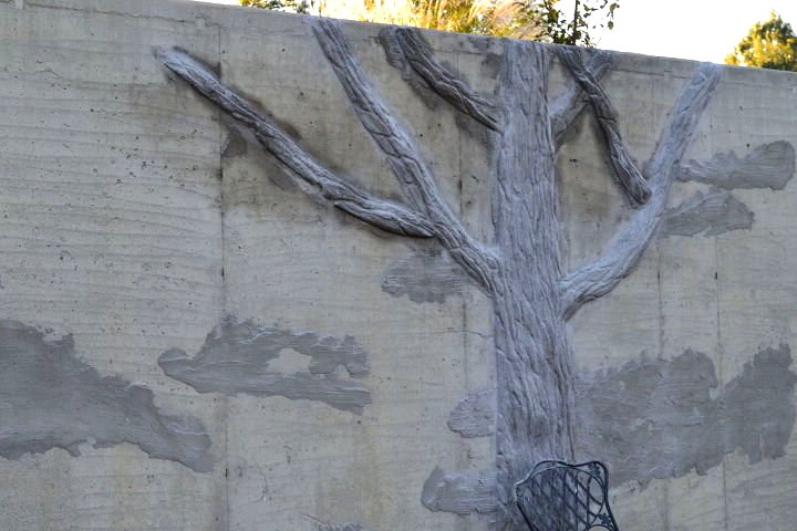 Оригинальная мозаика на бетонном заборе - фото 3