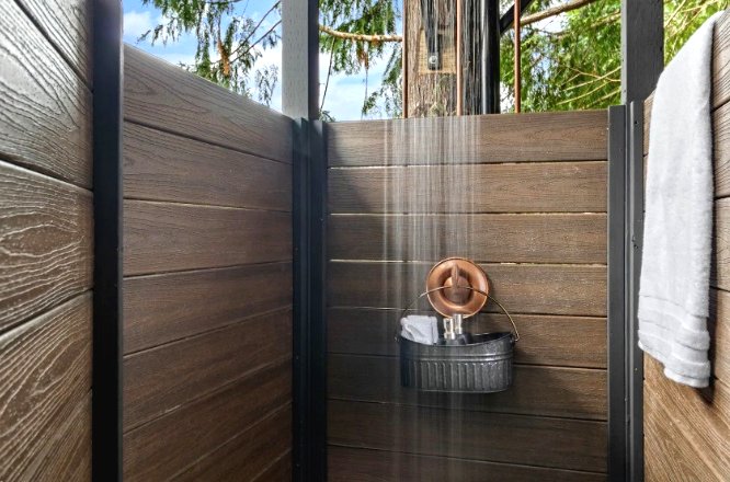 Необычный домик из дерева для дачи - фото 11