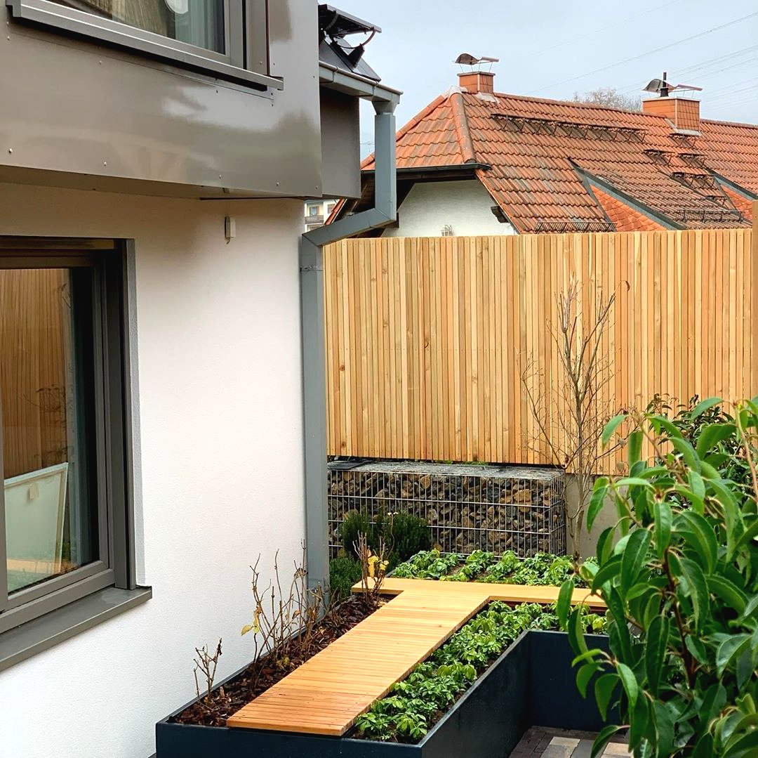 Ландшафтный дизайн участка перед домом - фото 11