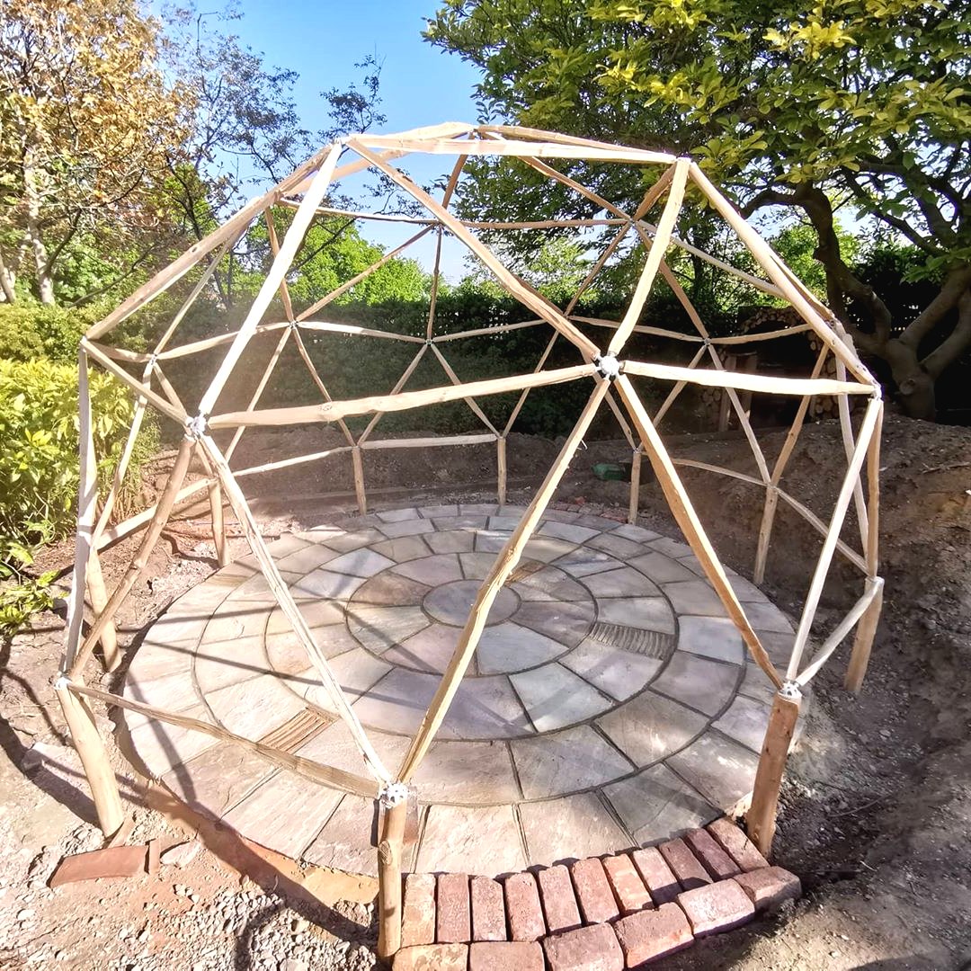 Необычное патио своими руками на даче - фото 9