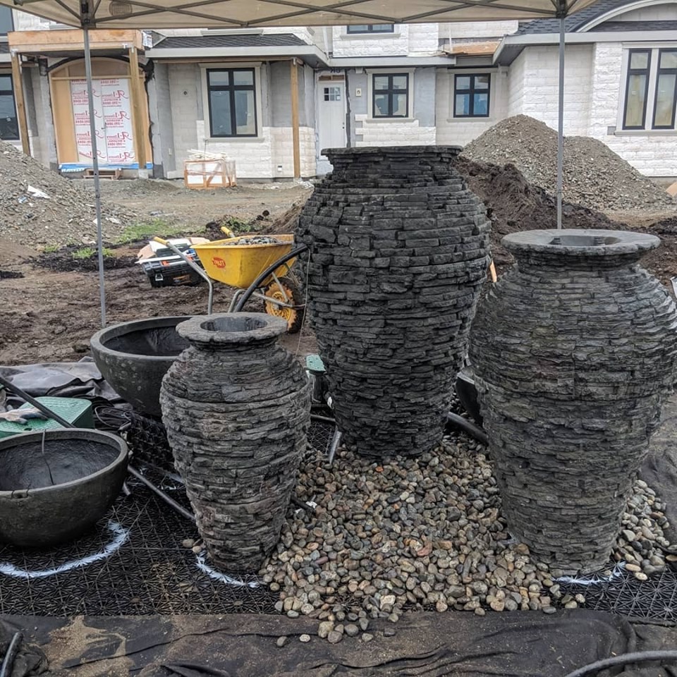 Оригинальный фонтан из каменных ваз - фото 4