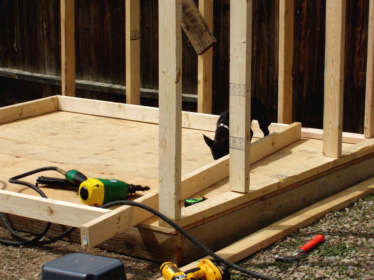 Небольшой садовый домик из поддонов - фото 3