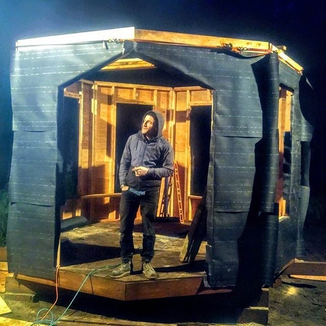 Дом с необычной крышей - фото 4