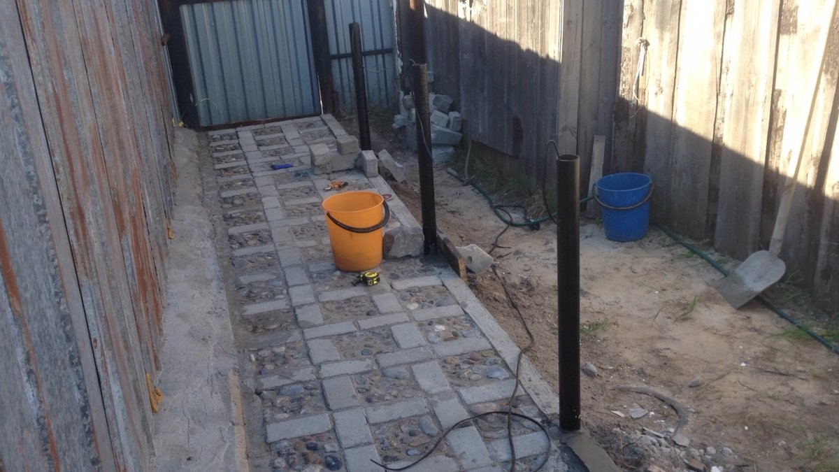 Дорожка с освещением из брусчатки и булыжников - фото 5