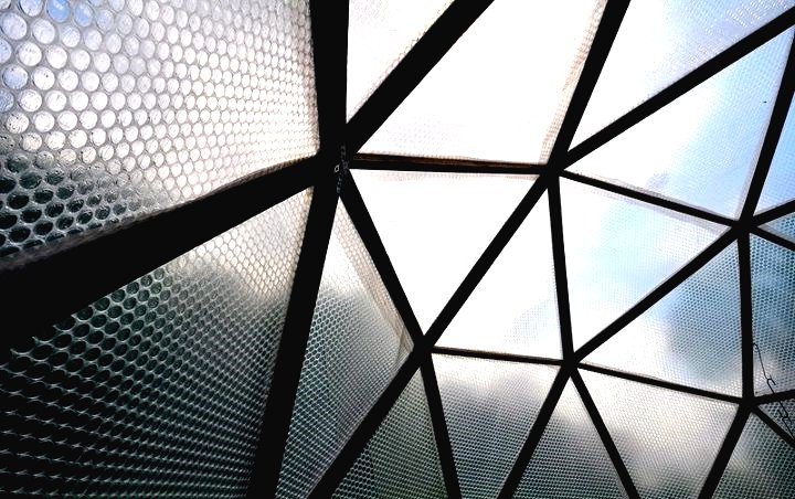 Геодезическая теплица из пупырчатого пакета - фото 3