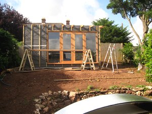 Необычный дом с изогнутой крышей - фото 8